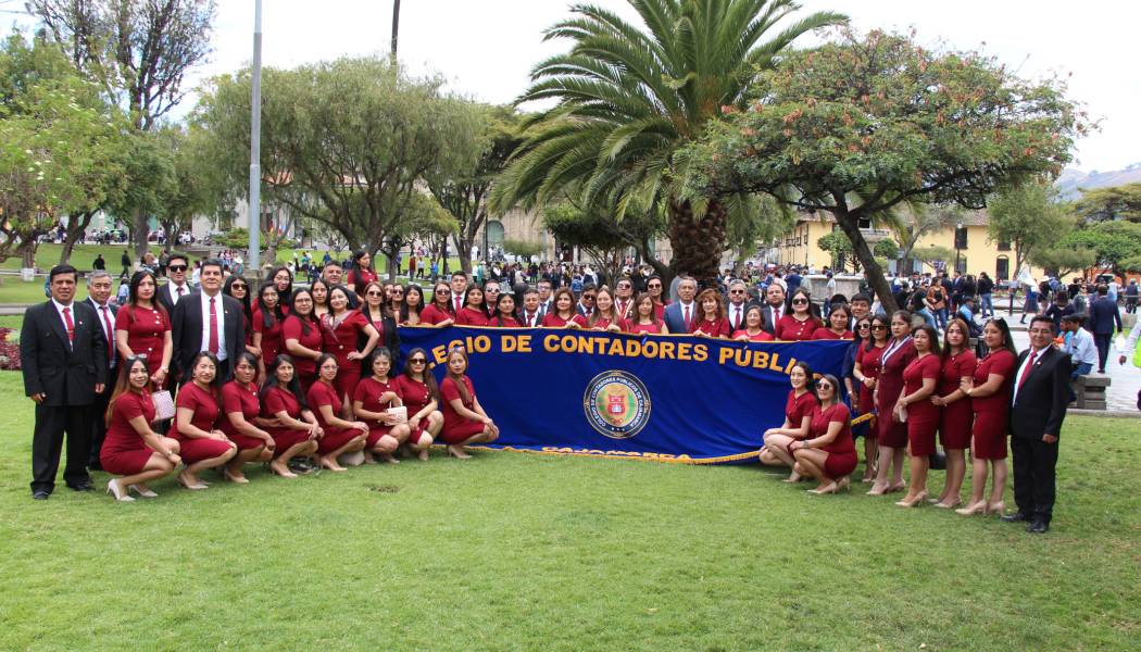 Contadores Públicos participaron con orgullo en el desfile cívico por el Día del Contador